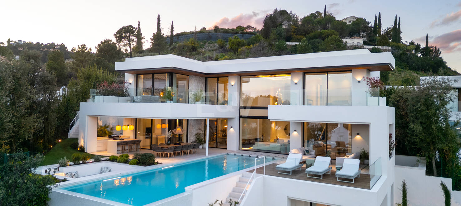 Modern Luxury with Breathtaking Sea Views in La Quinta