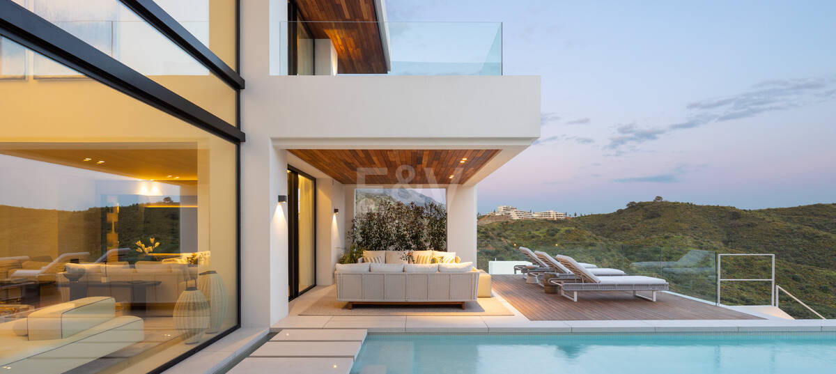 Modern Luxury with Breathtaking Sea Views in La Quinta