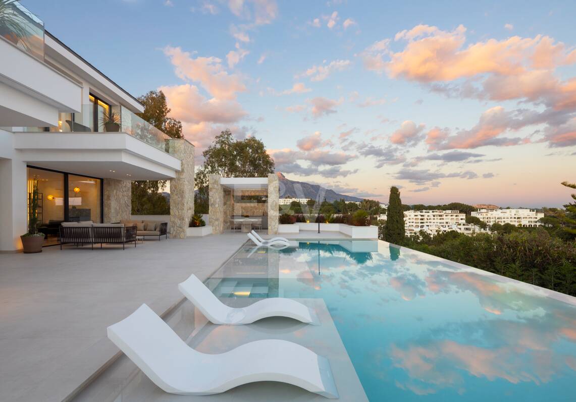 Contemporary Elegant Villa with Panoramic Views in La Quinta