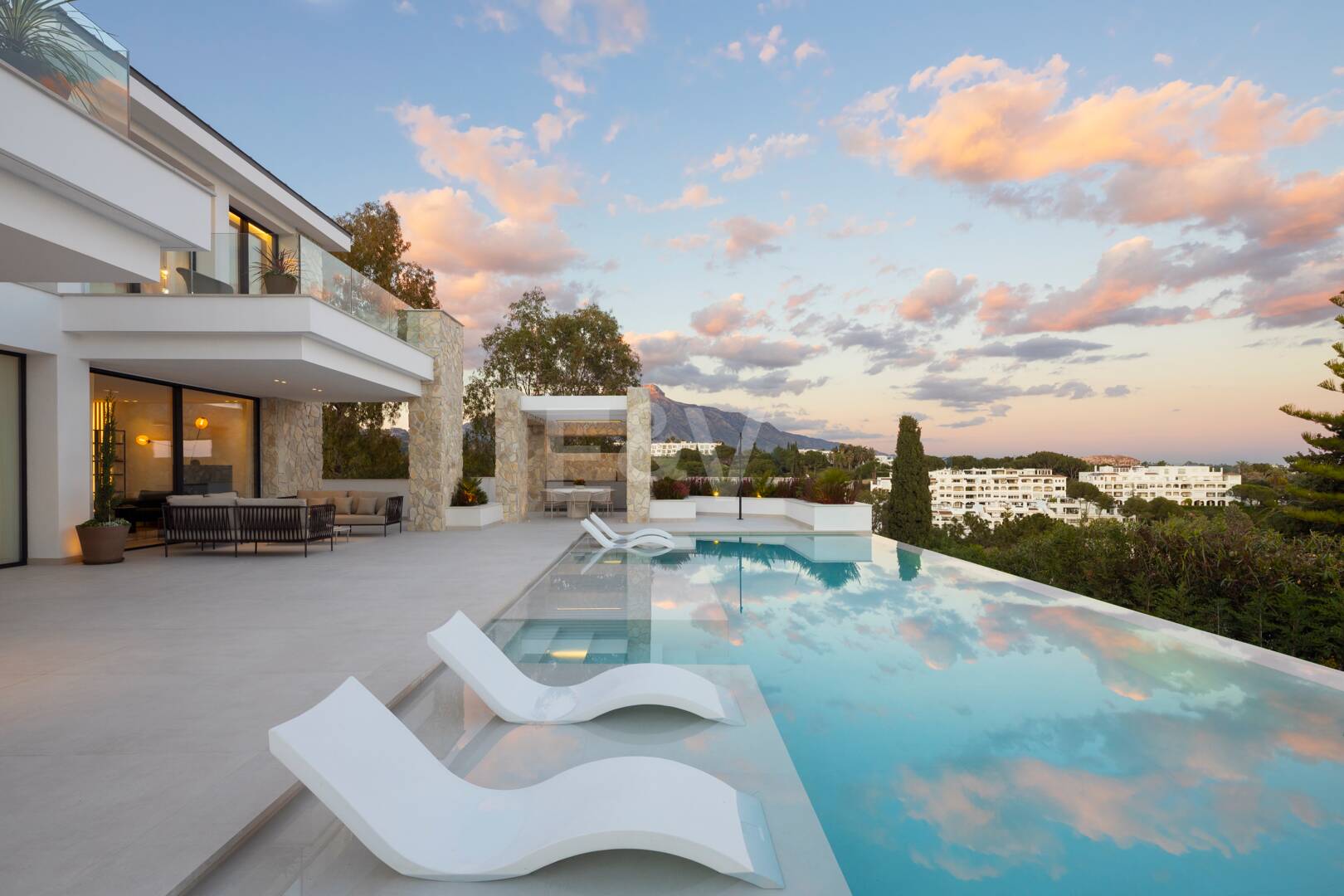 Elegante villa de estilo contemporáneao con vistas panorámicas en La Quinta