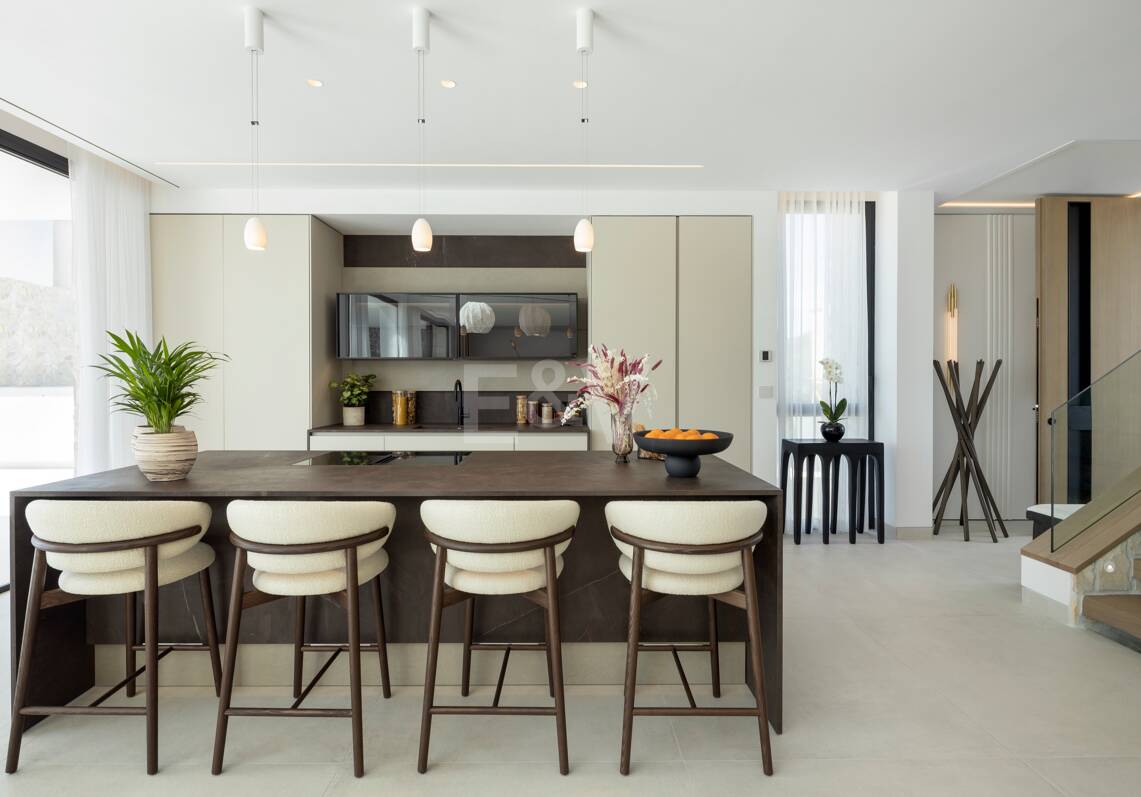 Contemporary Elegant Villa with Panoramic Views in La Quinta