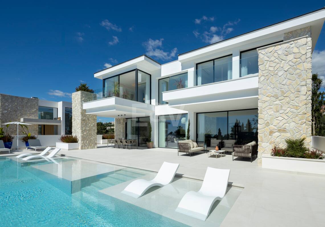 Contemporary Elegant Villa with Panoramic Views in La Quinta