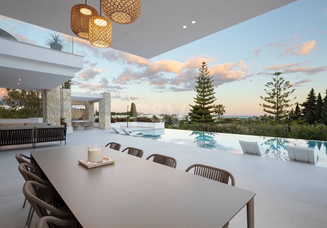 Contemporary Elegant Villa with Panoramic Views in La Quinta