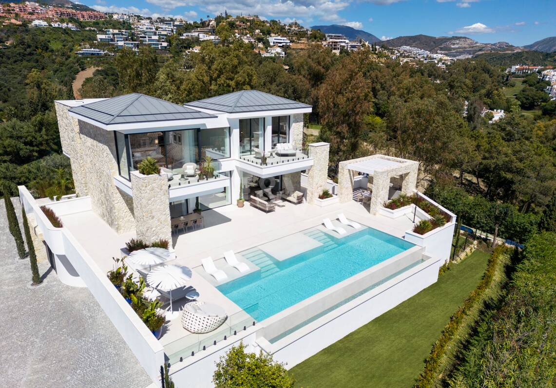 Contemporary Elegant Villa with Panoramic Views in La Quinta