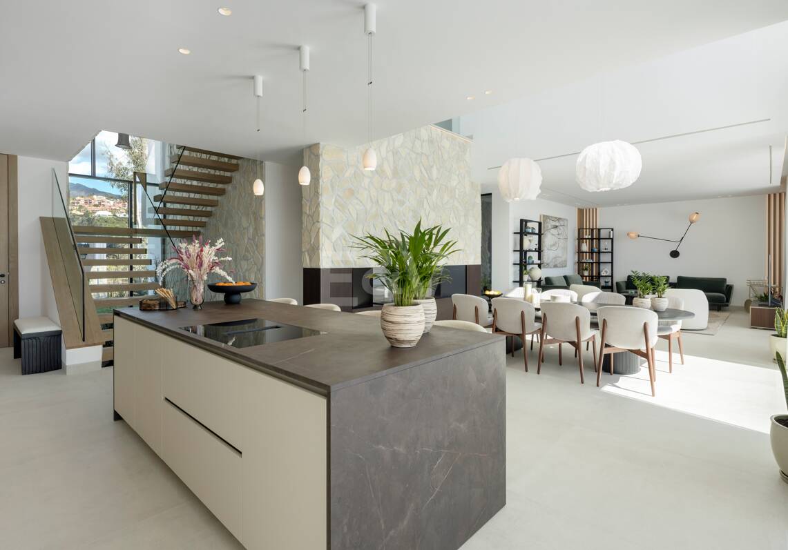 Contemporary Elegant Villa with Panoramic Views in La Quinta