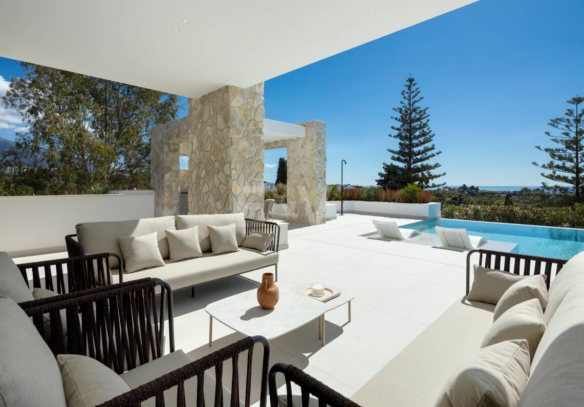 Contemporary Elegant Villa with Panoramic Views in La Quinta