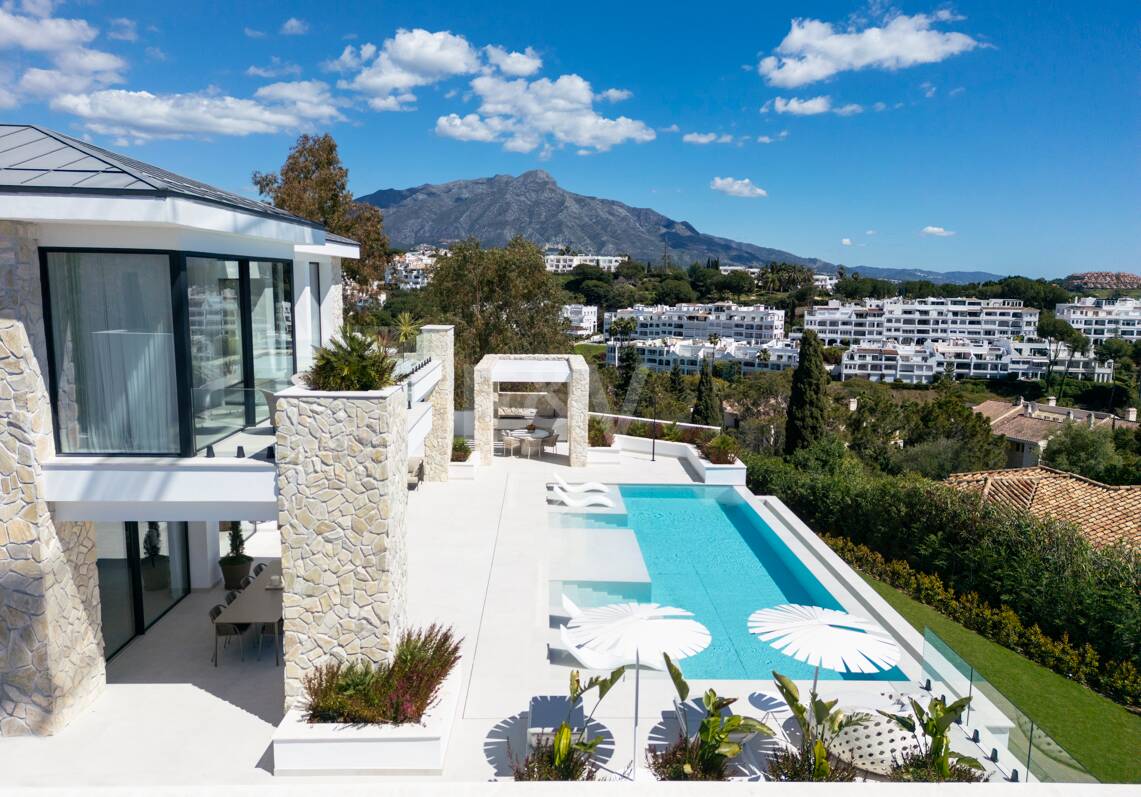 Contemporary Elegant Villa with Panoramic Views in La Quinta