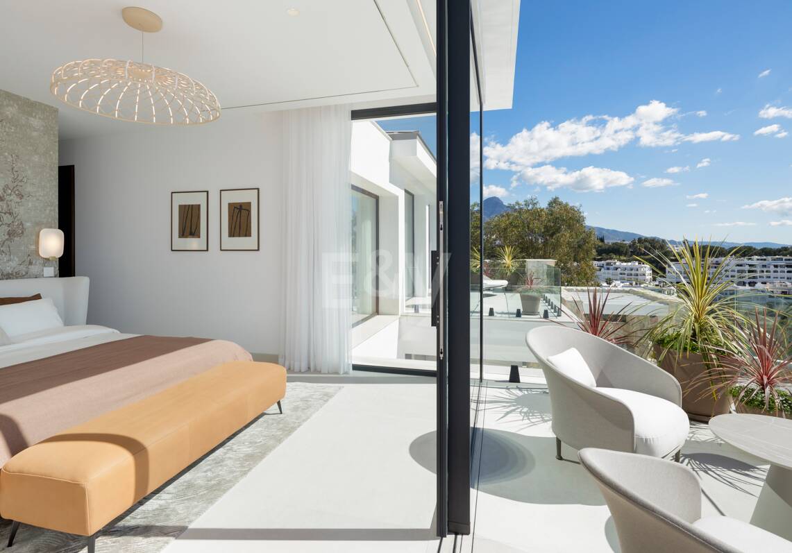 Contemporary Elegant Villa with Panoramic Views in La Quinta
