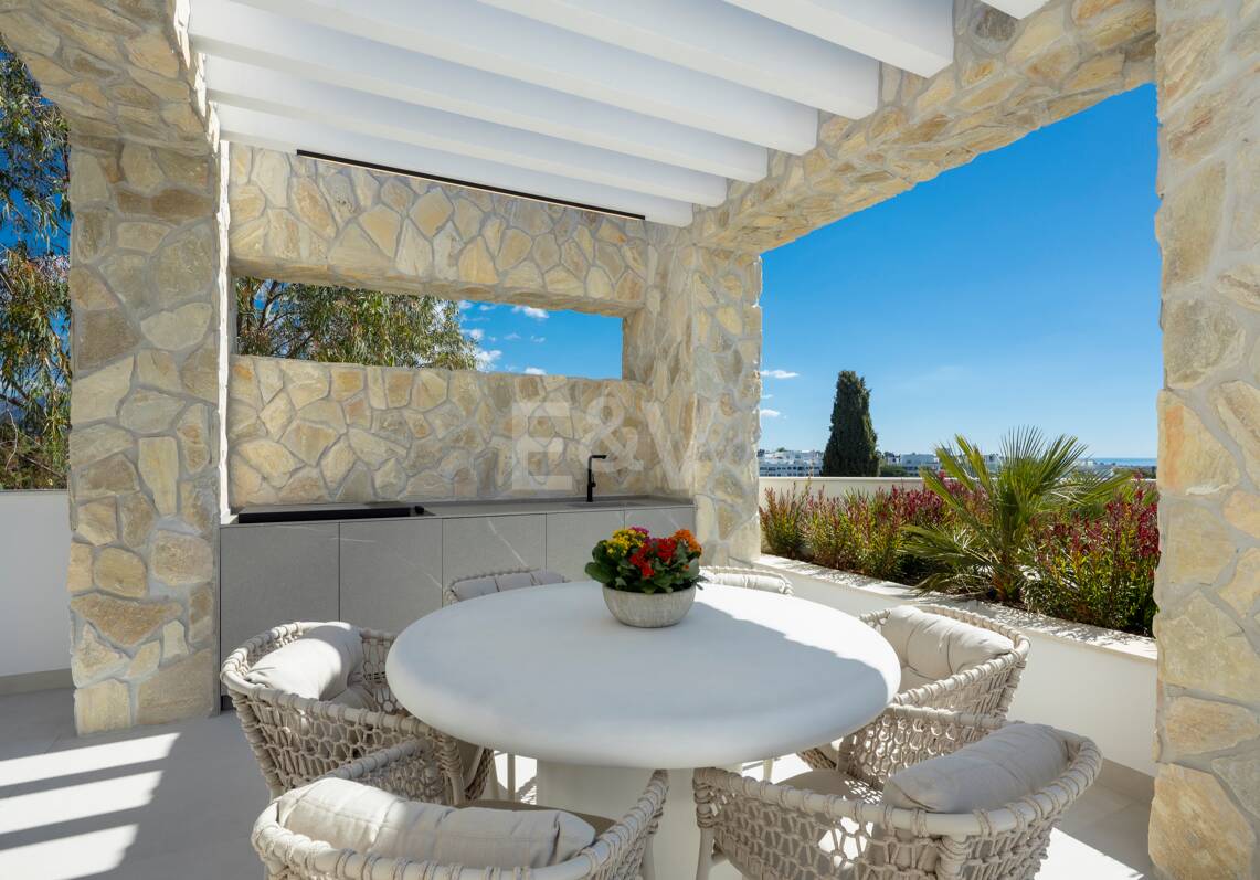 Contemporary Elegant Villa with Panoramic Views in La Quinta