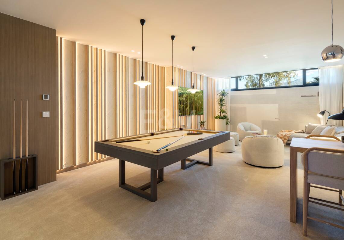 Contemporary Elegant Villa with Panoramic Views in La Quinta