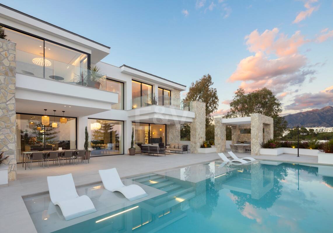 Contemporary Elegant Villa with Panoramic Views in La Quinta