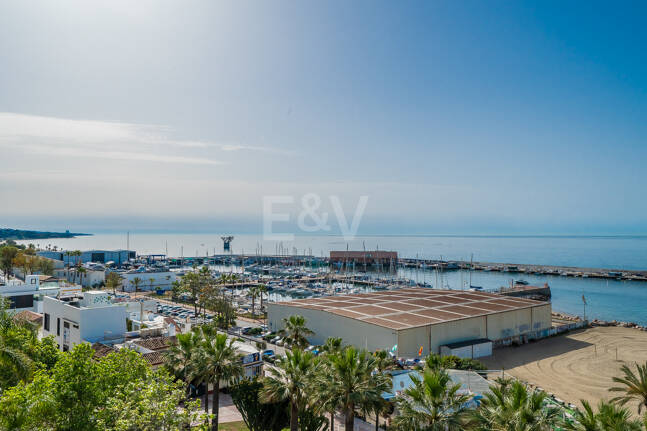 4-rumslägenhet vid stranden med havsutsikt i Marbella