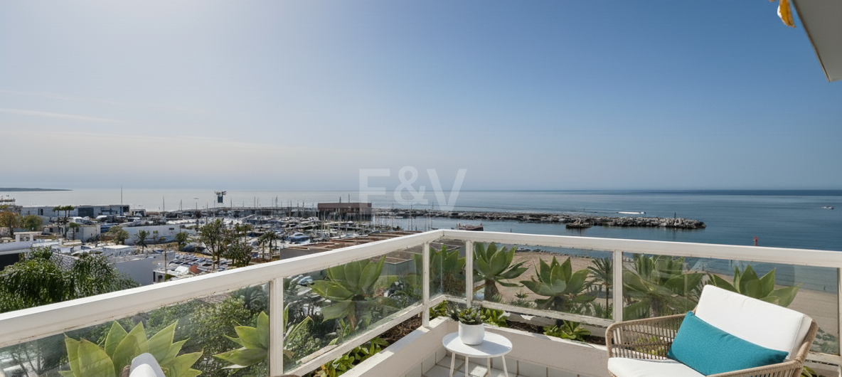 Apartamento de 4 dormitorios en primera línea de playa con vistas al mar en Marbella