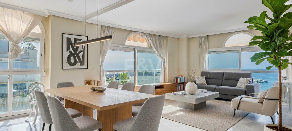 Apartamento de 4 dormitorios en primera línea de playa con vistas al mar en Marbella