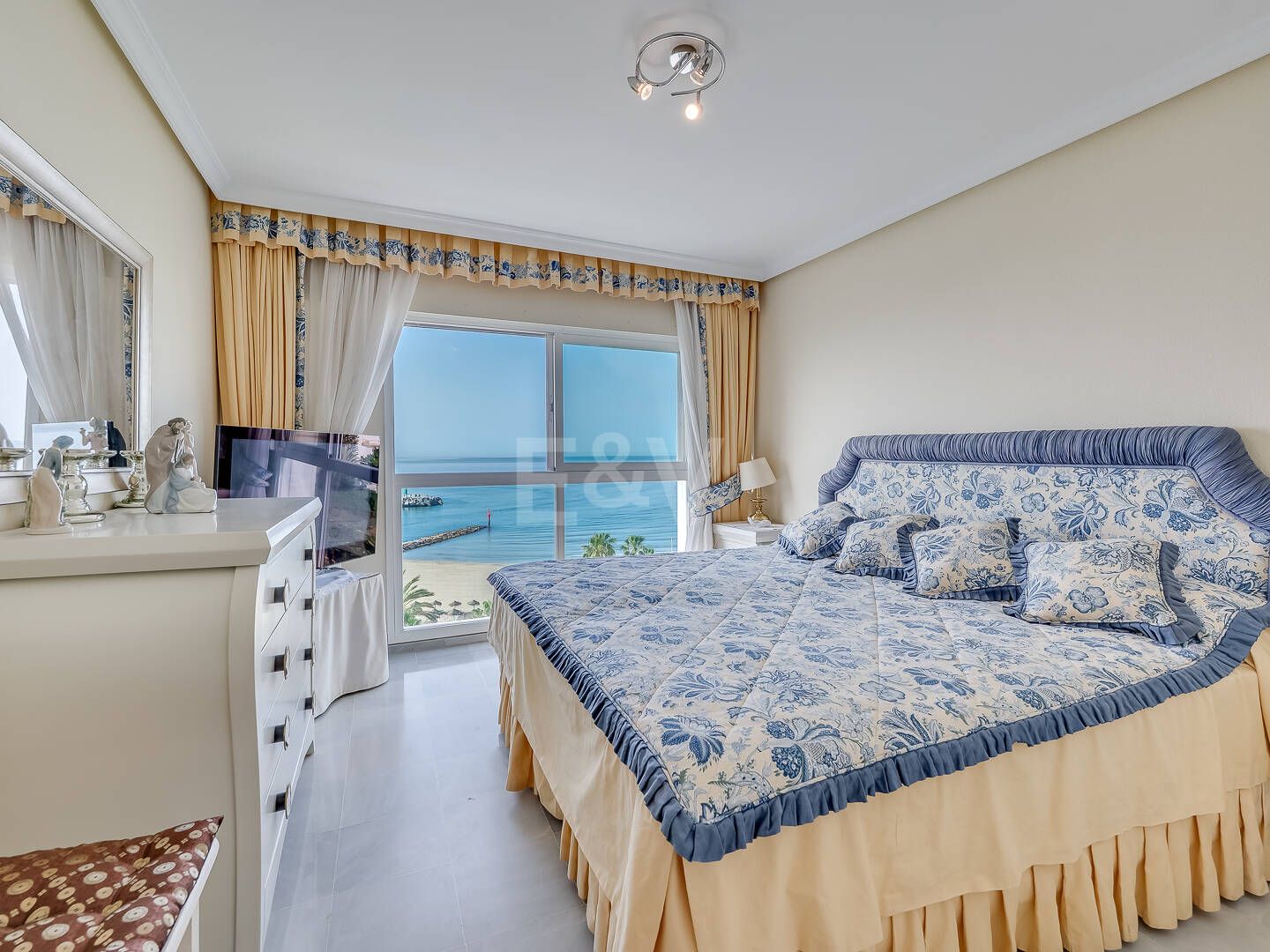 4 Sypialnia Beachfront Apartament z widokiem na morze w Marbella