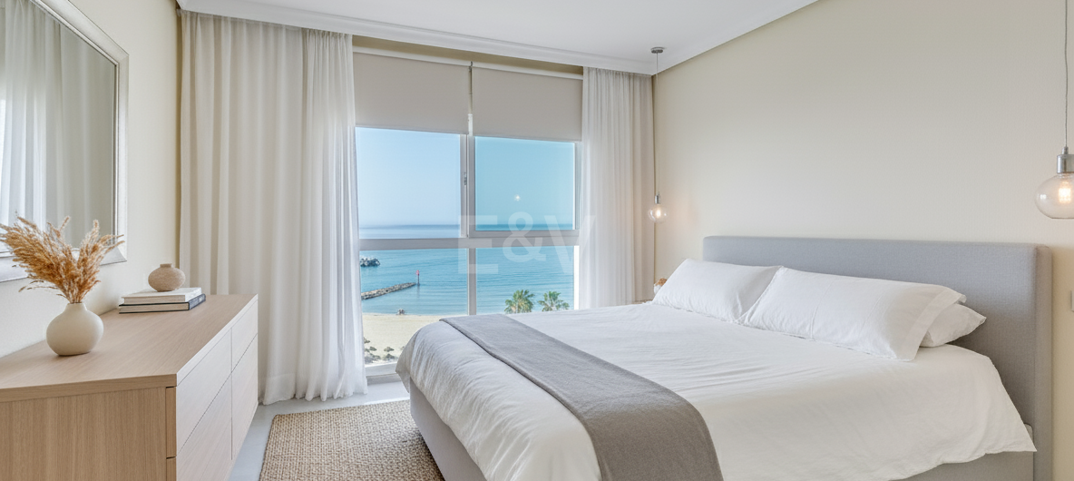 Apartamento de 4 dormitorios en primera línea de playa con vistas al mar en Marbella