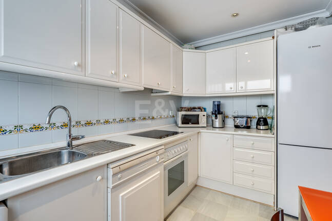 4-rumslägenhet vid stranden med havsutsikt i Marbella