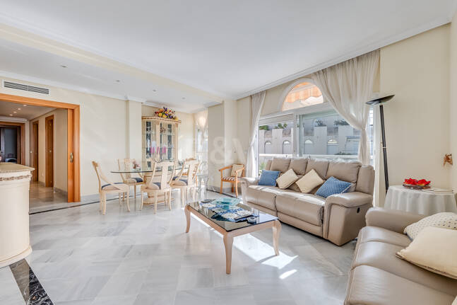 4-rumslägenhet vid stranden med havsutsikt i Marbella