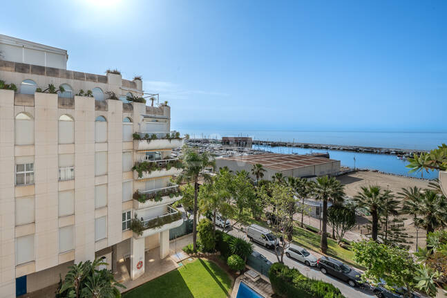 4-rumslägenhet vid stranden med havsutsikt i Marbella