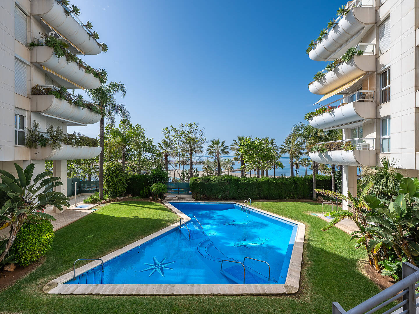 4-rumslägenhet vid stranden med havsutsikt i Marbella