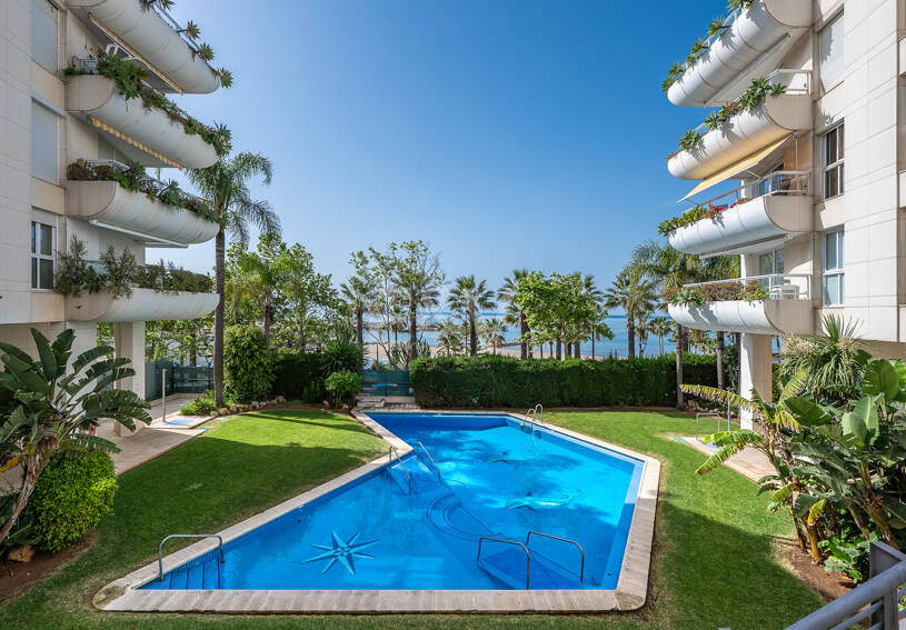 4-rumslägenhet vid stranden med havsutsikt i Marbella