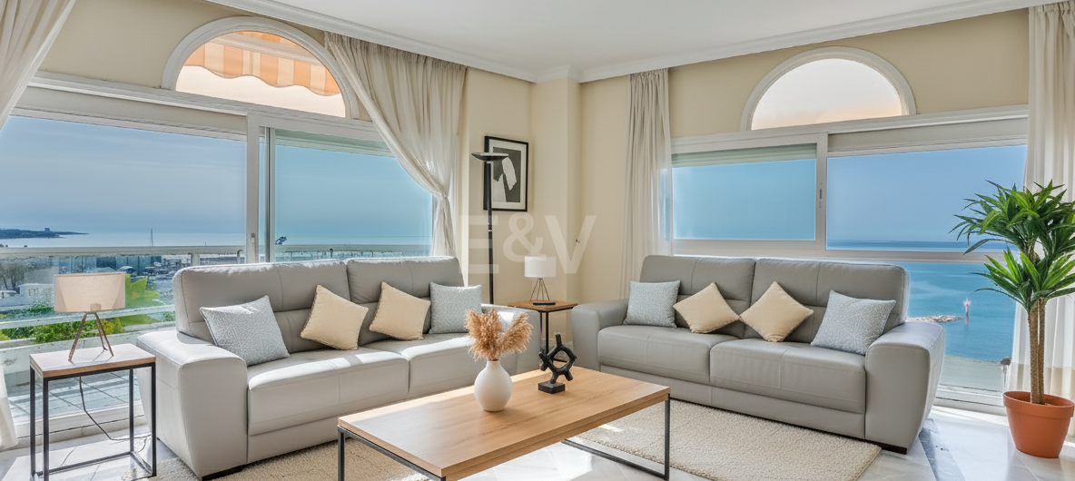 Apartamento de 4 dormitorios en primera línea de playa con vistas al mar en Marbella