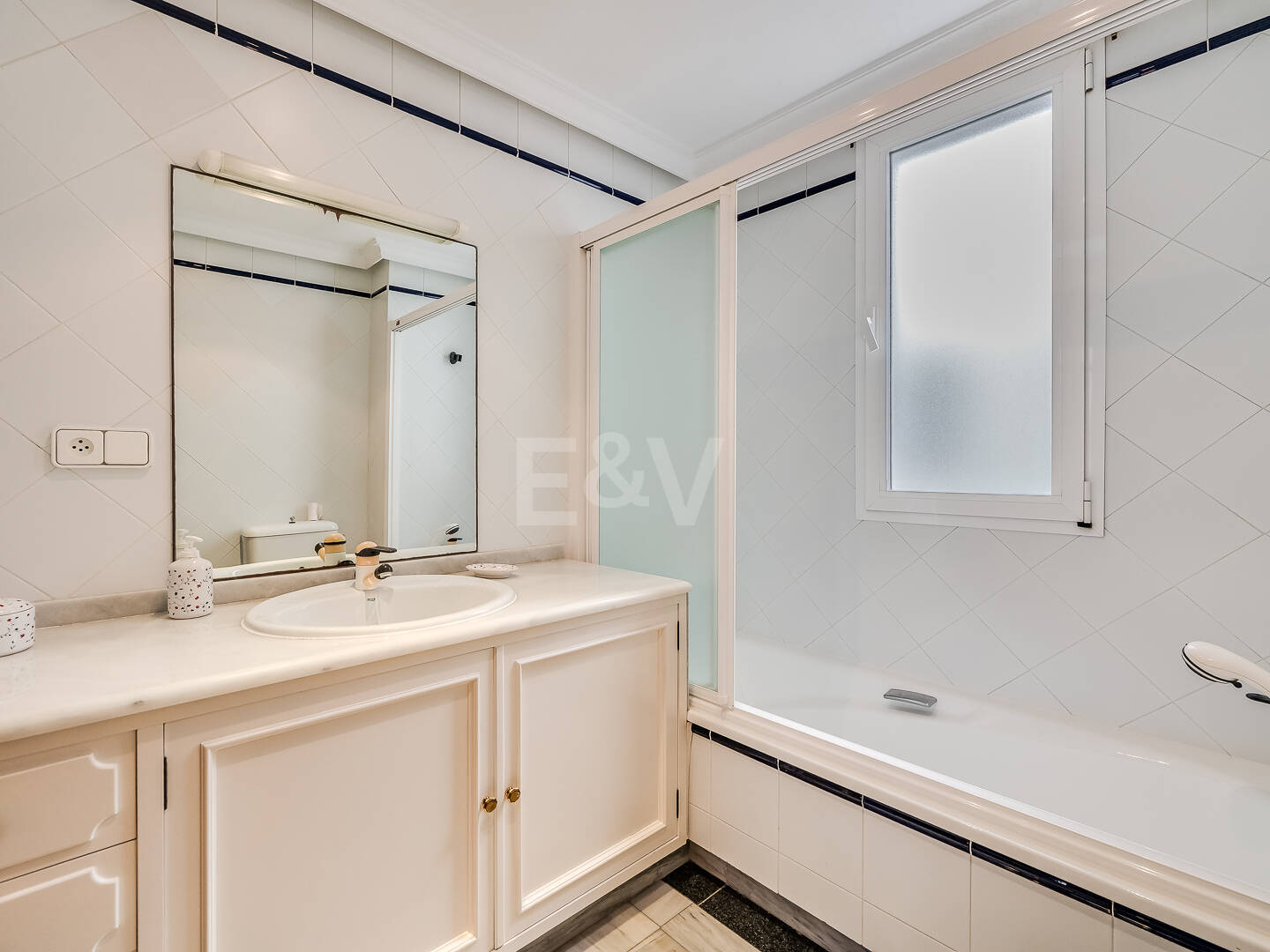 4-rumslägenhet vid stranden med havsutsikt i Marbella