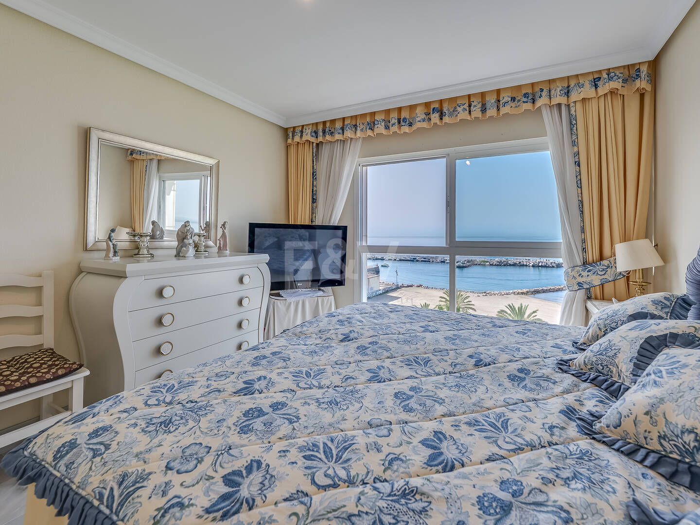 4 Sypialnia Beachfront Apartament z widokiem na morze w Marbella