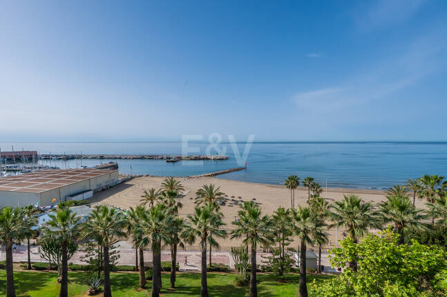 4-rumslägenhet vid stranden med havsutsikt i Marbella