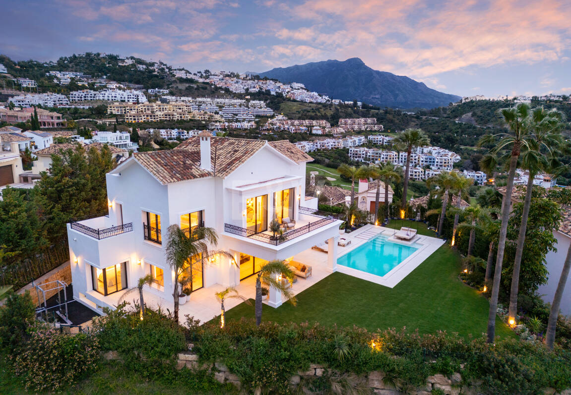 Spectacular villa with sea views and 5 star amenities