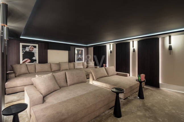 Spectacular villa with sea views and 5 star amenities