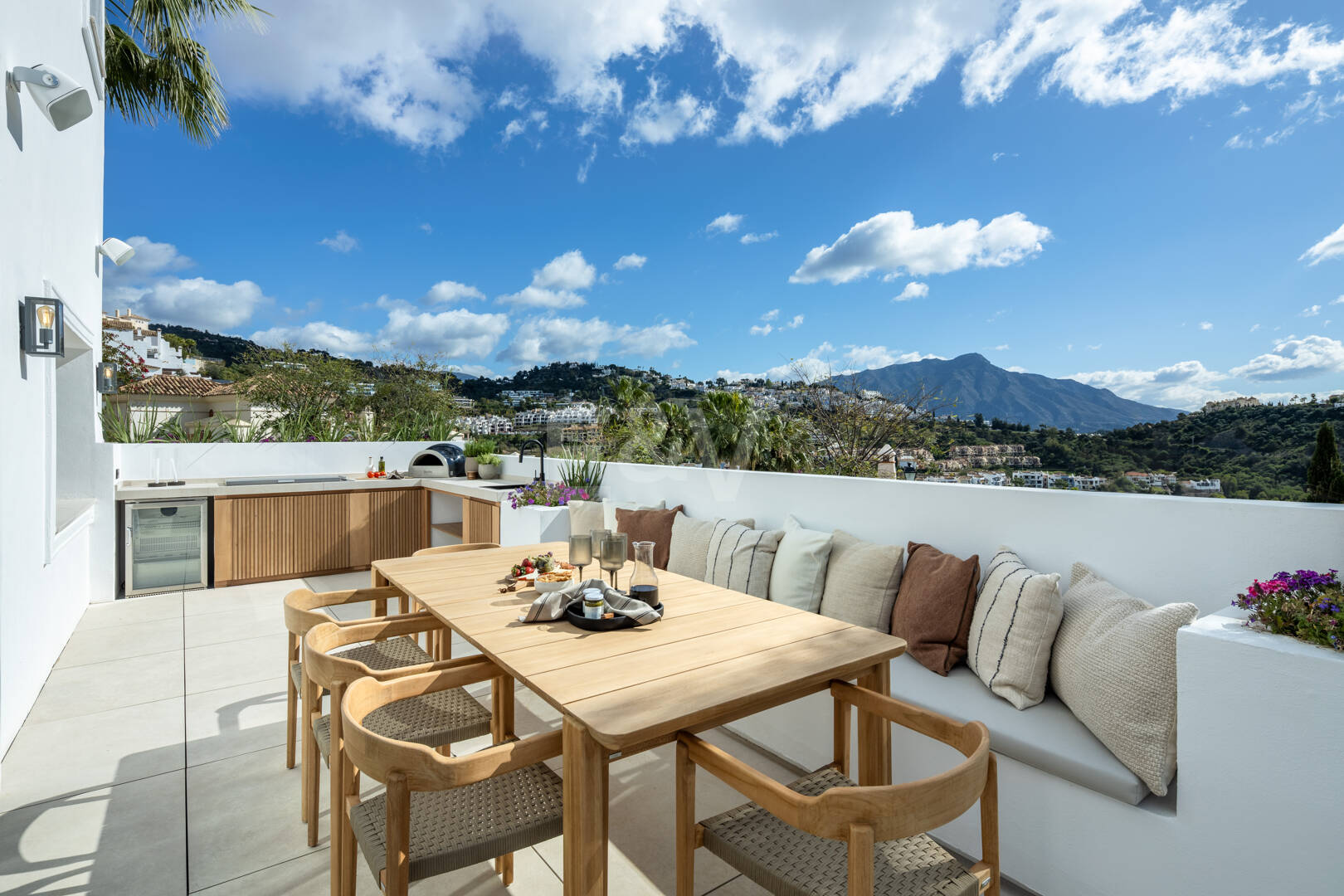 Spectacular villa with sea views and 5 star amenities