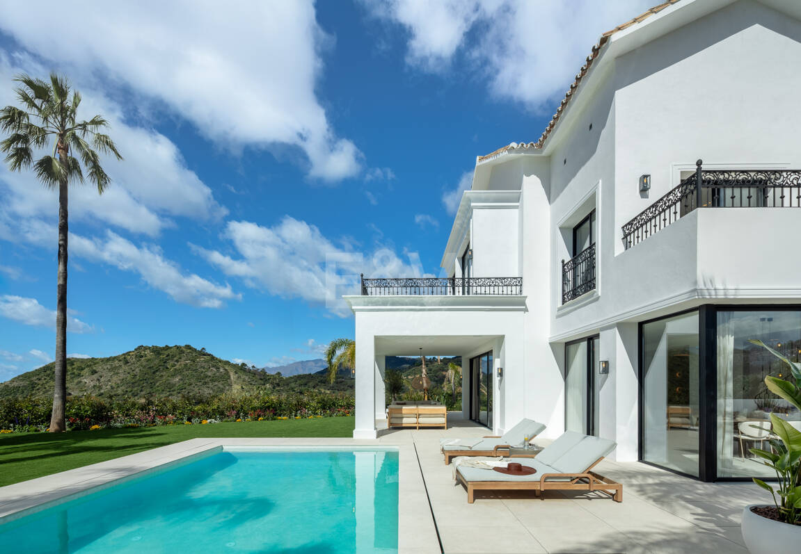 Spectacular villa with sea views and 5 star amenities