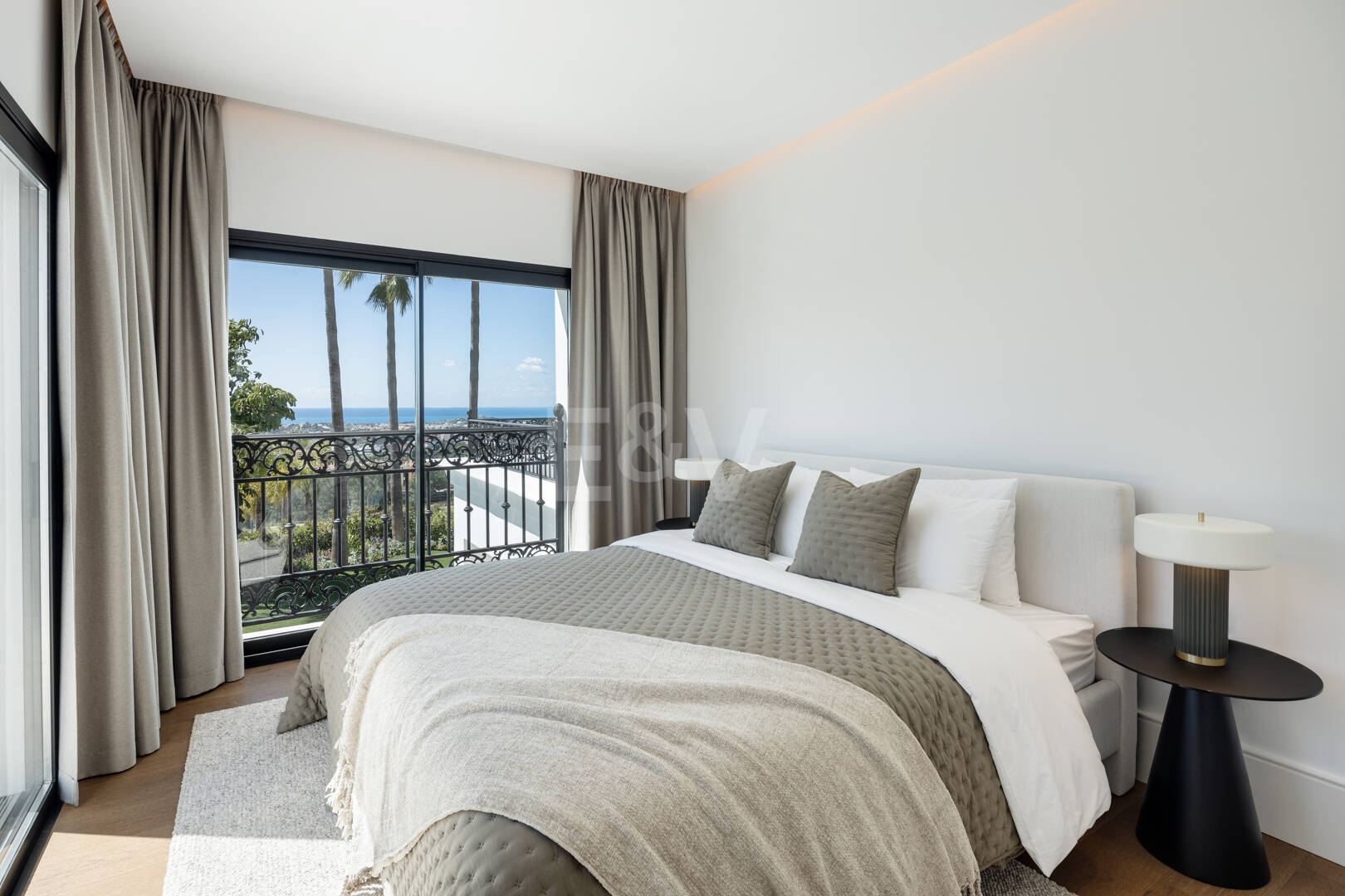 Spectacular villa with sea views and 5 star amenities