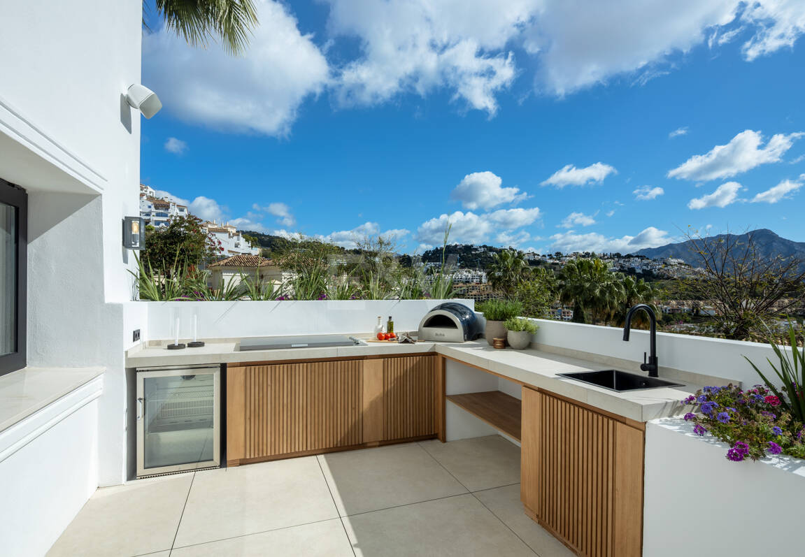 Spectacular villa with sea views and 5 star amenities