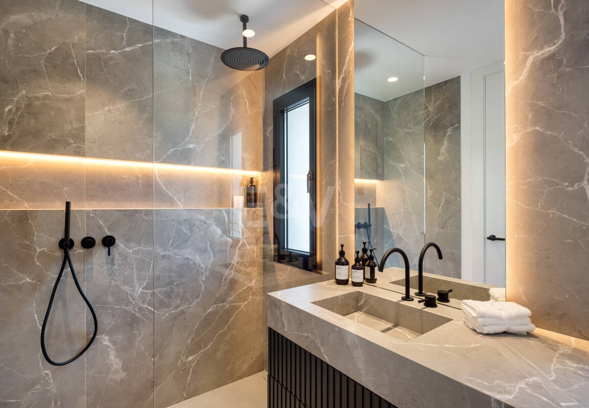 Spectacular villa with sea views and 5 star amenities