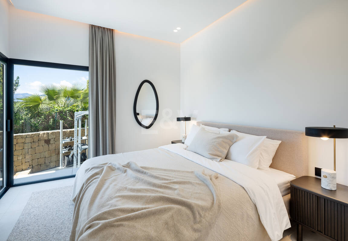 Spectacular villa with sea views and 5 star amenities