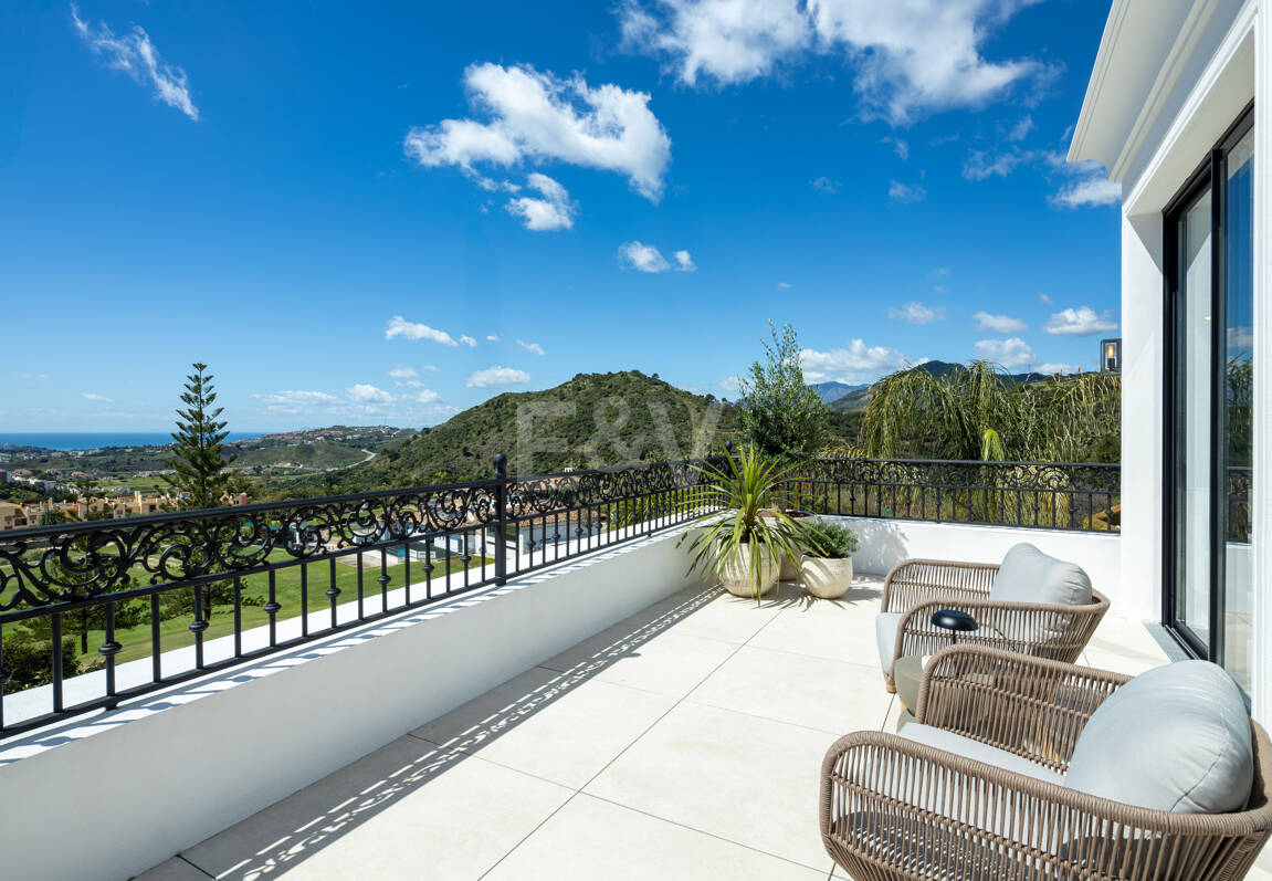 Spectacular villa with sea views and 5 star amenities