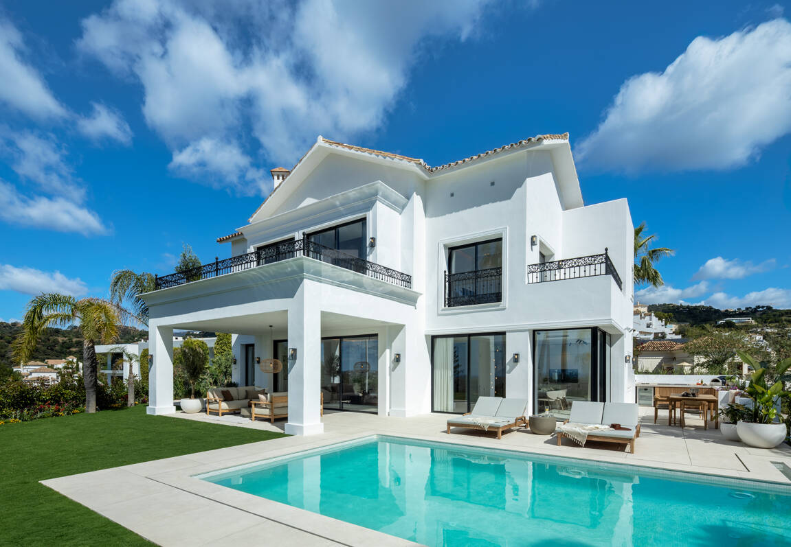 Spectacular villa with sea views and 5 star amenities