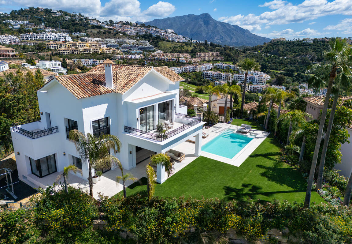 Spectacular villa with sea views and 5 star amenities