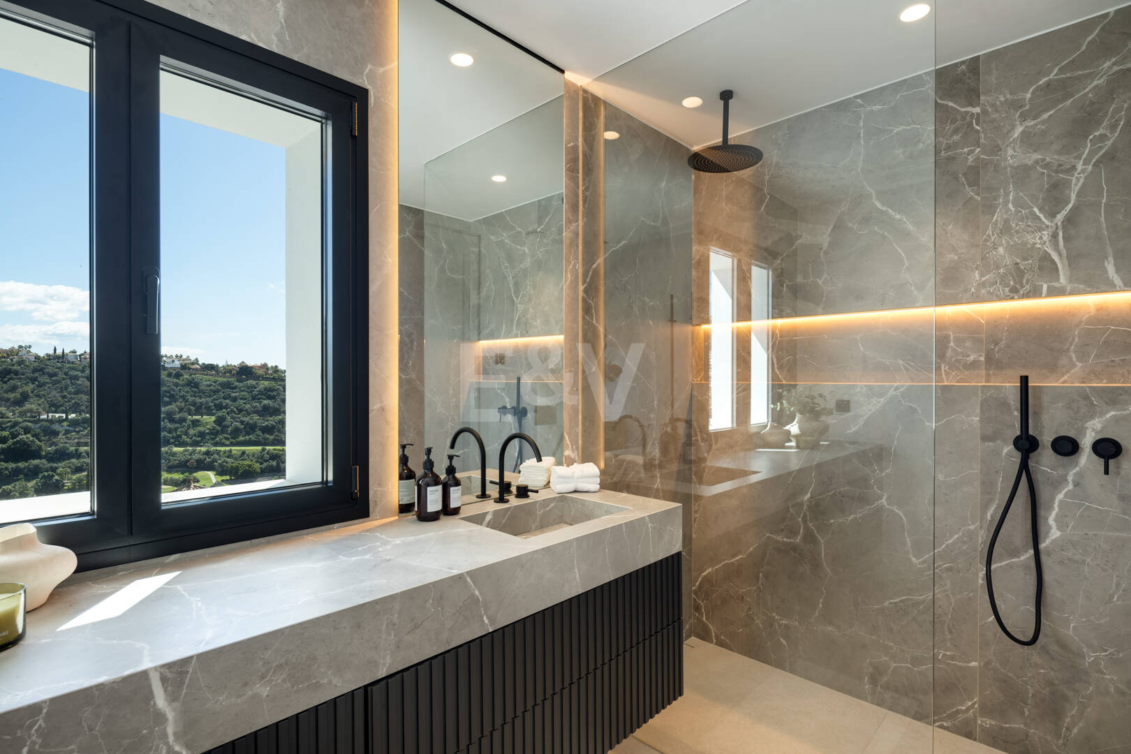 Spectacular villa with sea views and 5 star amenities