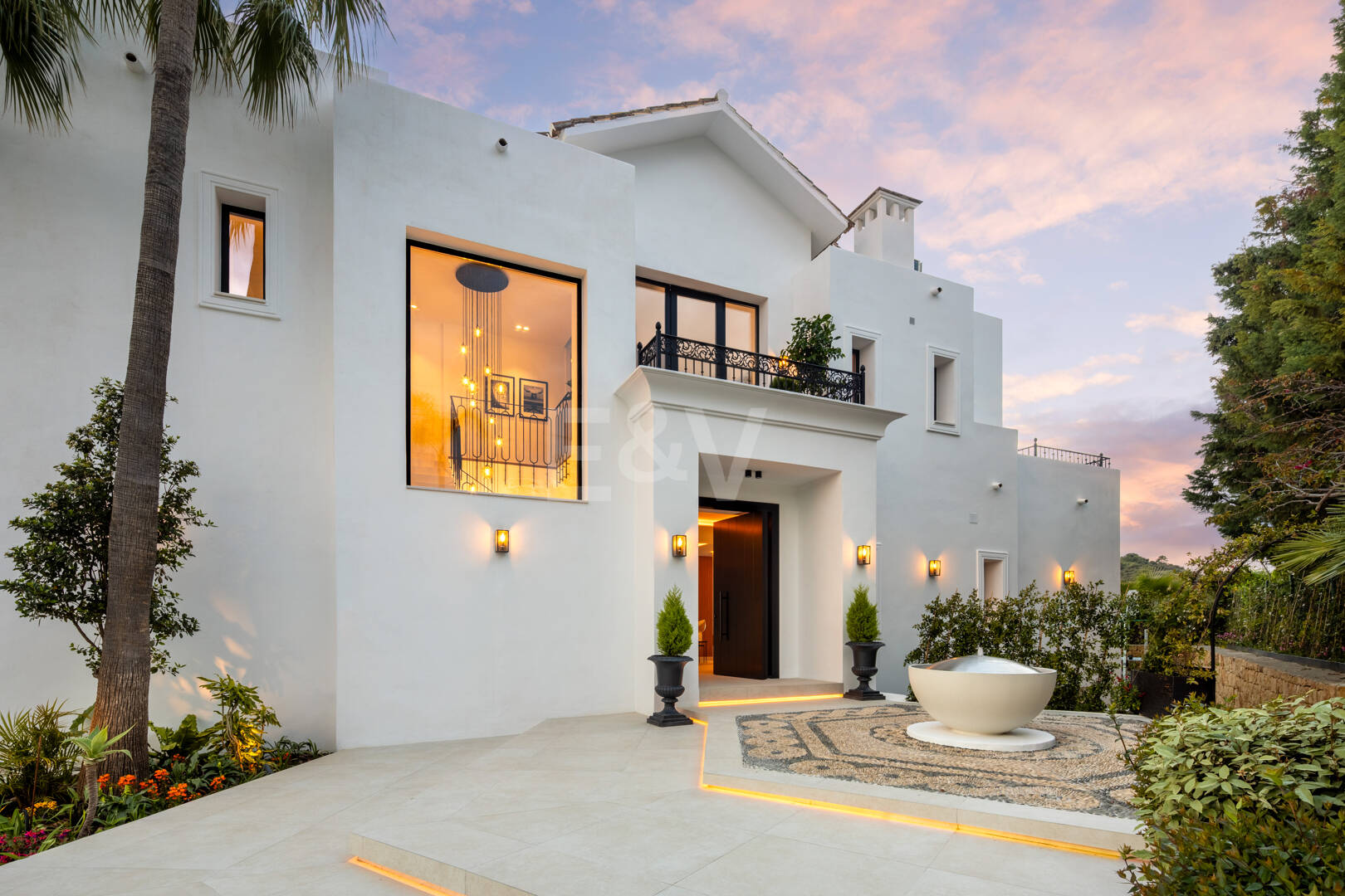 Spectacular villa with sea views and 5 star amenities