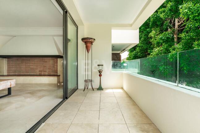 Elegant Beachside Appartement dans la communauté sécurisée de Los Monteros