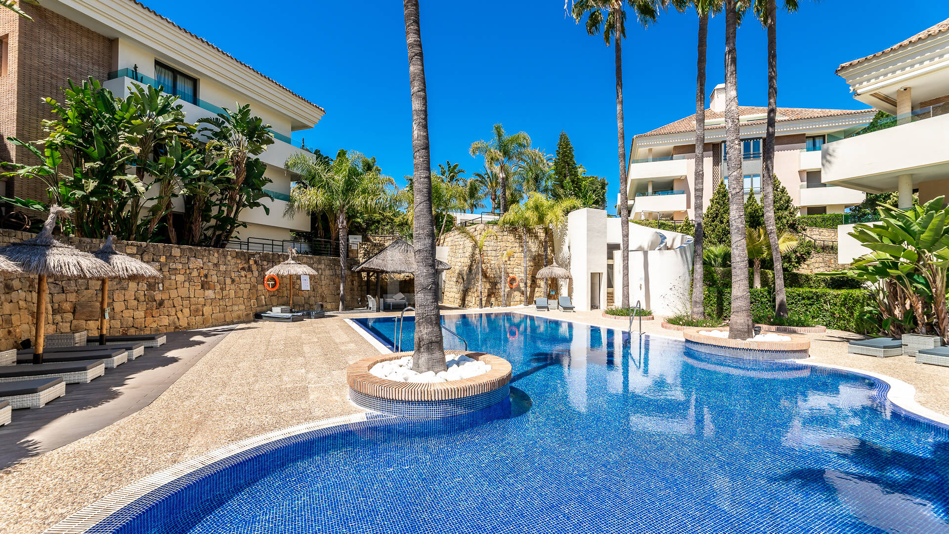 Elegant Beachside Appartement dans la communauté sécurisée de Los Monteros