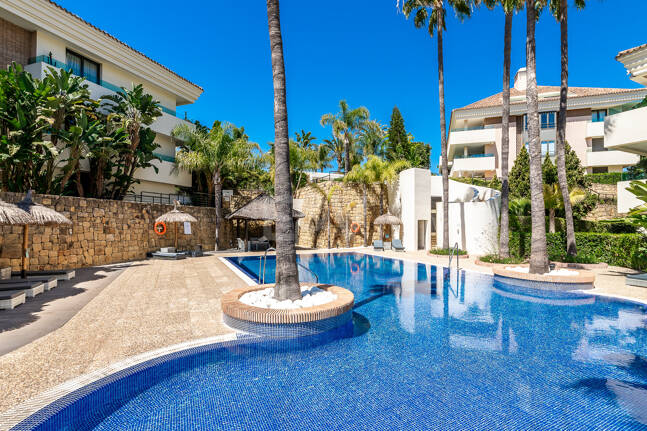 Elegant Beachside Appartement dans la communauté sécurisée de Los Monteros