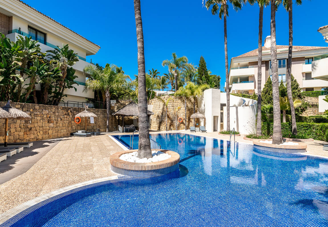 Elegant Beachside Appartement dans la communauté sécurisée de Los Monteros