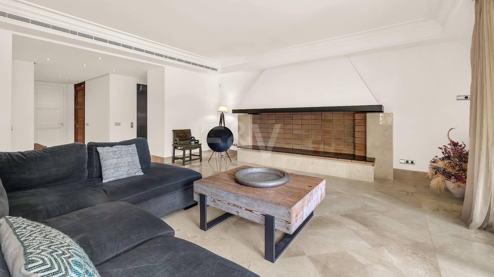 Elegant Beachside Appartement dans la communauté sécurisée de Los Monteros