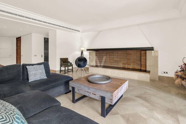 Elegant Beachside Appartement dans la communauté sécurisée de Los Monteros