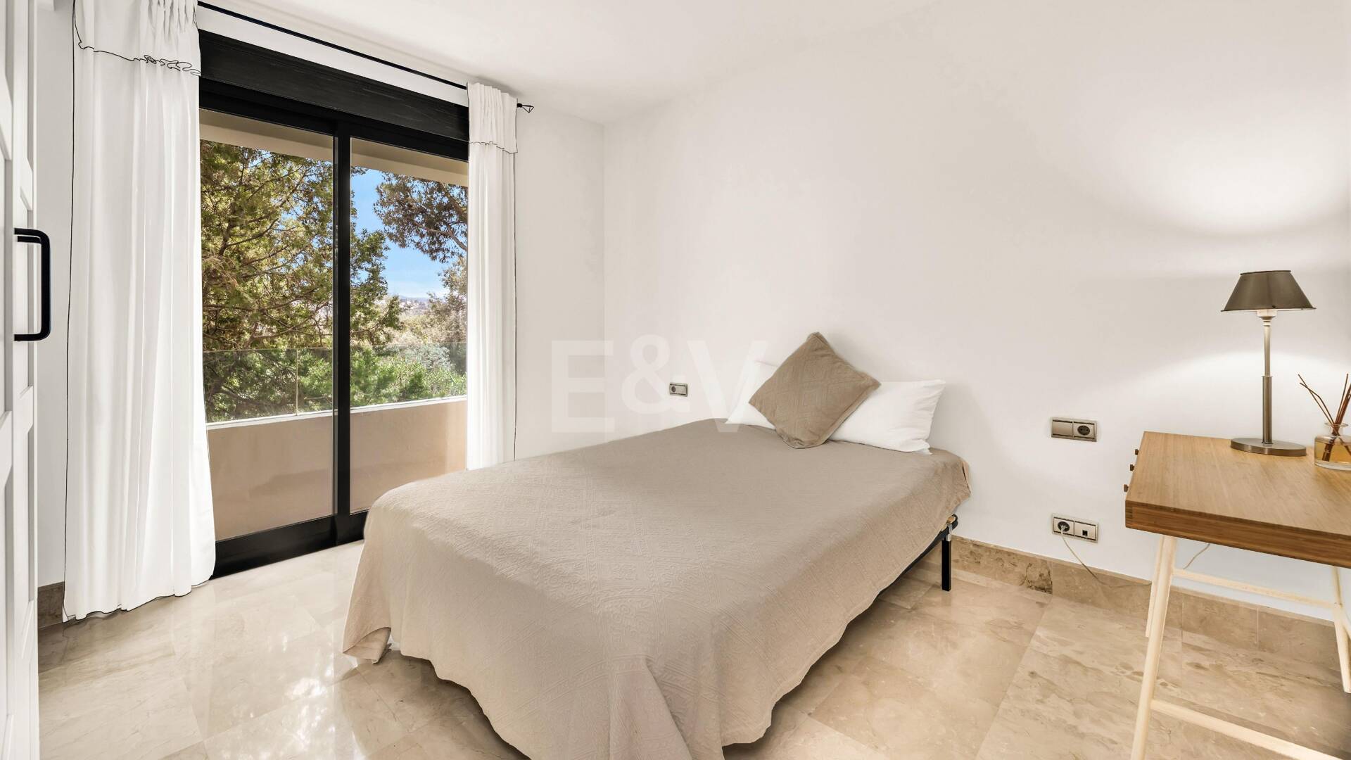 Elegant Beachside Appartement dans la communauté sécurisée de Los Monteros