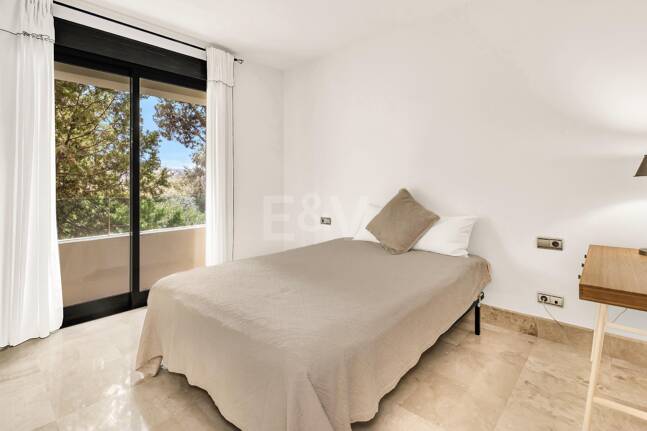 Elegant Beachside Appartement dans la communauté sécurisée de Los Monteros